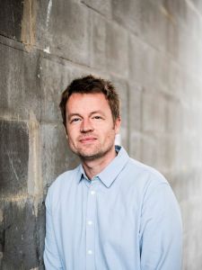 Ronny Blaschke mit „Spielfeld der Herrenmenschen. Kolonialismus und Rassismus im Fußball“ am 23. April zu Gast in der Wewelsburg.  © Sebastian Wells